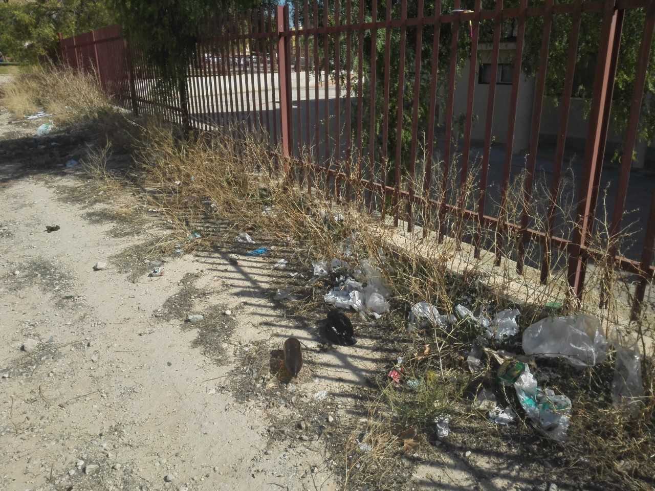 Ilicitanos por Elche denuncia la acumulación de suciedad en el solar contiguo a los colegios Blasco Ibañez y López Orozco Ilicitanos por Elche denuncia la acumulación de suciedad en el solar contiguo a los colegios Blasco Ibañez y López Orozco