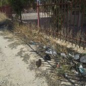 Acumulación de basura junto a los colegios Vicente Blasco Ibañez y Julio María López Orozco