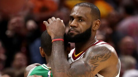 LeBron James abraza a Kyrie Irving tras disputar su partido NBA