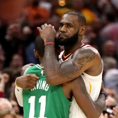 LeBron James abraza a Kyrie Irving tras disputar su partido NBA LeBron James abraza a Kyrie Irving tras disputar su partido NBA