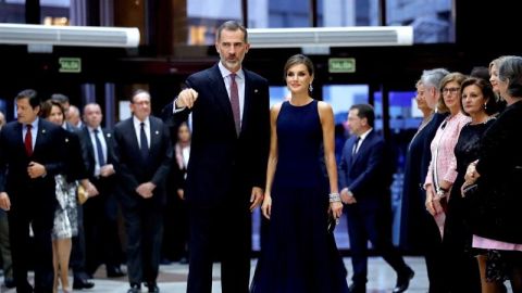 Los reyes Felipe y Letizia a su llegada al tradicional concierto de los Premios Princesa de Asturias
