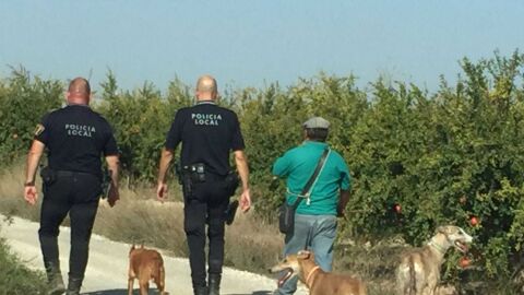 Policia Local junto a un cazador