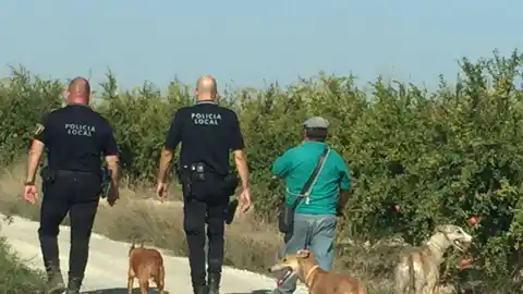Policia Local junto a un cazador Policia Local junto a un cazador