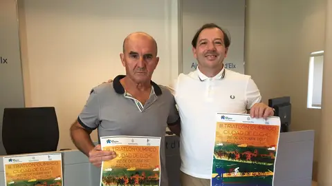 Diego Ortiz, presidente del Club Trielx, junto al concejal Jesús Pareja, con motivo de la presentación de una de las ediciones del triatlón 'Ciudad de Elche'. TRIATLÓN