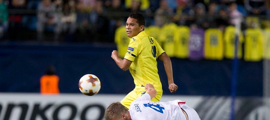 Carlos Bacca pelea por un balón con Jakub Jugas Carlos Bacca pelea por un balón con Jakub Jugas