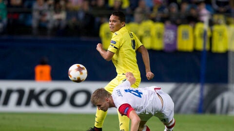 Carlos Bacca pelea por un bal&oacute;n con Jakub Jugas