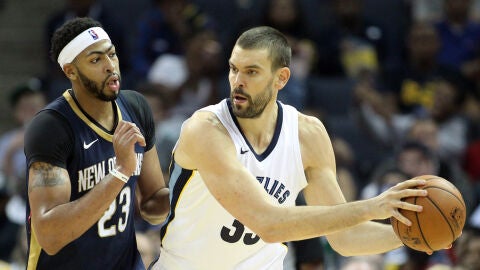 Marc Gasol protege el bal&oacute;n ante la defensa de Anthony Davis