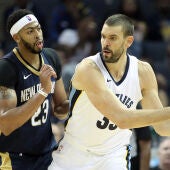 Marc Gasol protege el balón ante la defensa de Anthony Davis