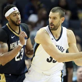 Marc Gasol protege el balón ante la defensa de Anthony Davis Marc Gasol protege el balón ante la defensa de Anthony Davis