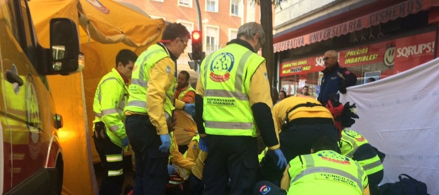Servicios de Emergencias atendiendo a la mujer atropellada en Madrid Servicios de Emergencias atendiendo a la mujer atropellada en Madrid