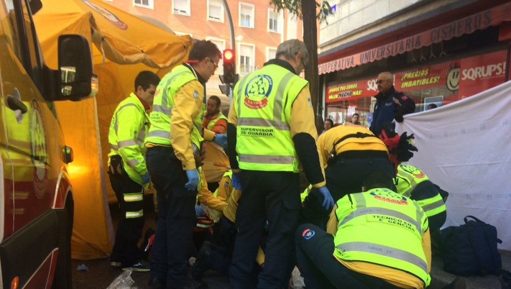 Servicios de Emergencias atendiendo a la mujer atropellada en Madrid