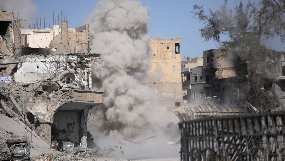 El humo se levanta después de que una mina terrestre explotara mientras los combatientes de las Fuerzas Democráticas Sirias limpian los caminos de Raqqa