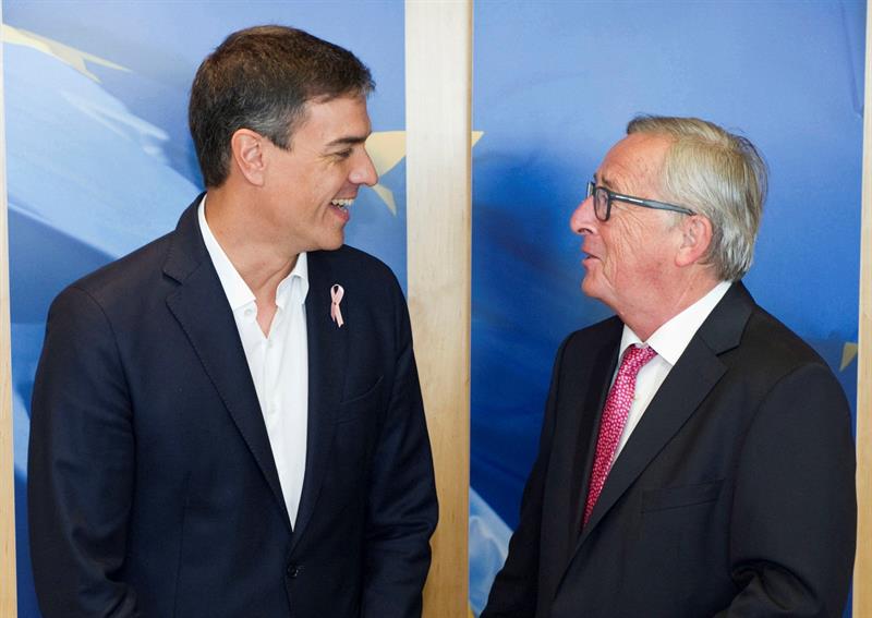 Sánchez habla con Juncker sobre Cataluña y los incendios en Galicia y Portugal Sánchez habla con Juncker sobre Cataluña y los incendios en Galicia y Portugal