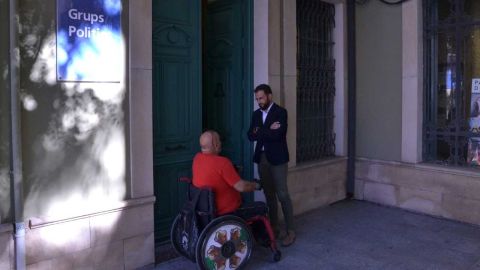 Juan Antonio Sempere junto a un ciudadano con movilidad reducida en el acceso al edificio de los grupos municipales