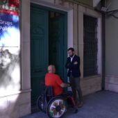 Juan Antonio Sempere junto a un ciudadano con movilidad reducida en el acceso al edificio de los grupos municipales