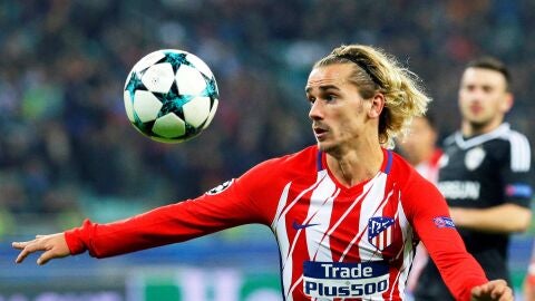 Griezmann intenta controlar el bal&oacute;n en un partido con el Atl&eacute;tico