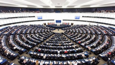 Miembros del Parlamento Europeo votan durante una sesi&oacute;n (Archivo)