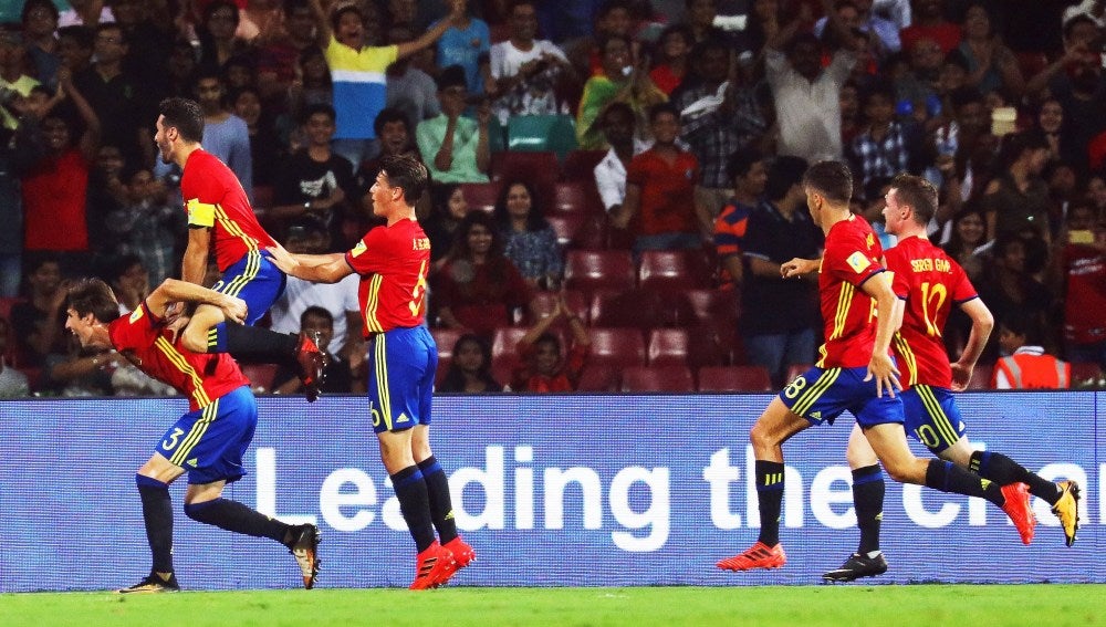 Los jugadores de la selección española Sub-17 celebran un gol
