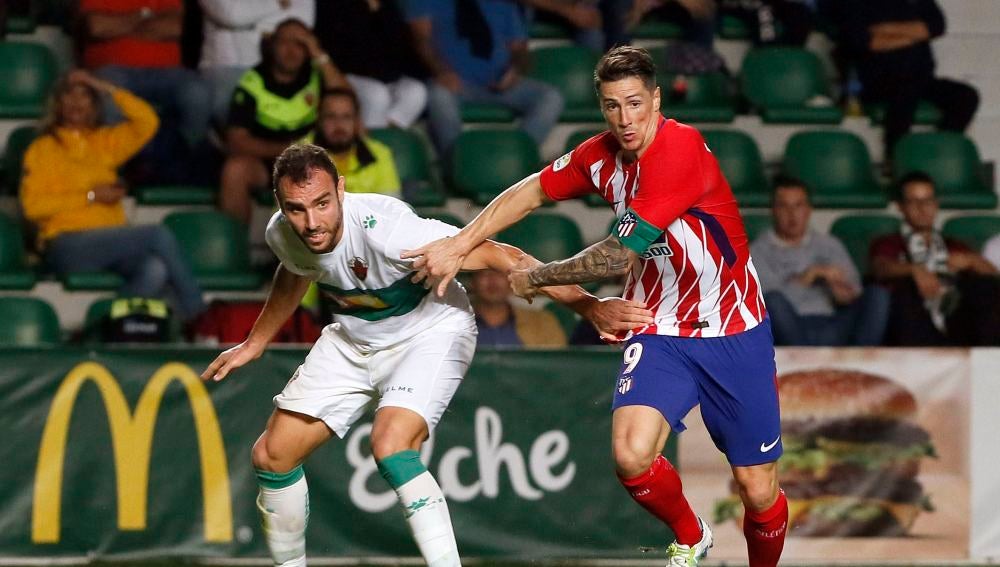 Fernando Torres pelea por un balón ante el Elche