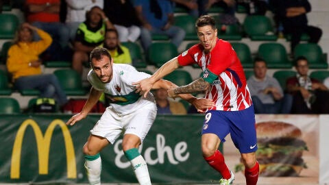 Fernando Torres pelea por un bal&oacute;n ante el Elche