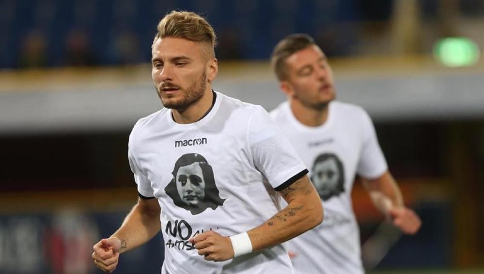 Los jugadores de la Lazio salen a calentar con camisetas de Anna Frank.