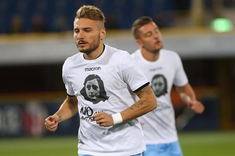 La Lazio sale a calentar con camisetas de Anna Frank contra el antisemitismo La Lazio sale a calentar con camisetas de Anna Frank contra el antisemitismo