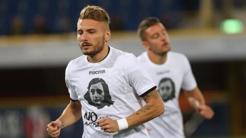 Los jugadores de la Lazio salen a calentar con camisetas de Anna Frank.