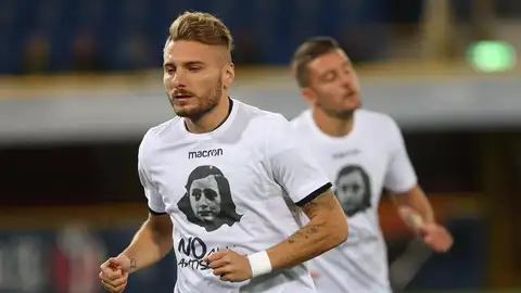 Los jugadores de la Lazio salen a calentar con camisetas de Anna Frank. Los jugadores de la Lazio salen a calentar con camisetas de Anna Frank.
