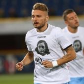 Los jugadores de la Lazio salen a calentar con camisetas de Anna Frank.