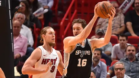 Pau Gasol postea ante Olynyk Pau Gasol postea ante Olynyk