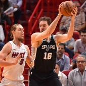 Pau Gasol postea ante Olynyk