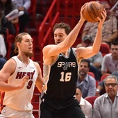 Pau Gasol postea ante Olynyk Pau Gasol postea ante Olynyk