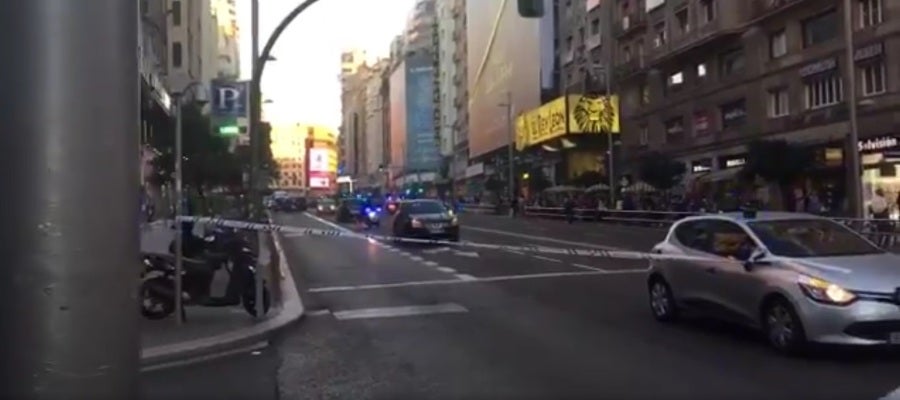 La Gran Vía, cortada al tráfico por un vehículo abandonado La Gran Vía, cortada al tráfico por un vehículo abandonado