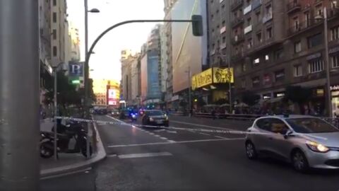 La Gran V&iacute;a, cortada al tr&aacute;fico por un veh&iacute;culo abandonado