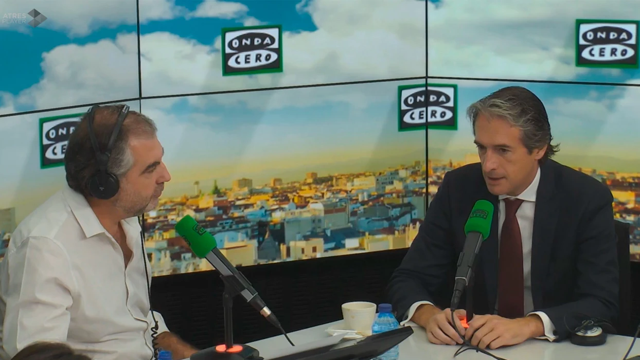 El ministro de Fomento, Íñigo de la Serna, durante una entrevista en Más de uno con Carlos Alsina