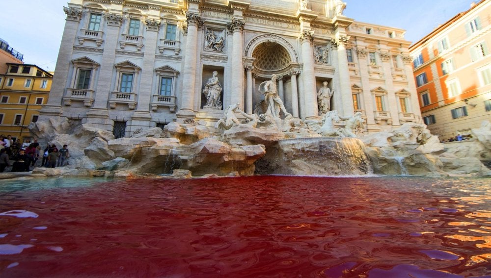 La Fontana di Trevi teñida de rojo