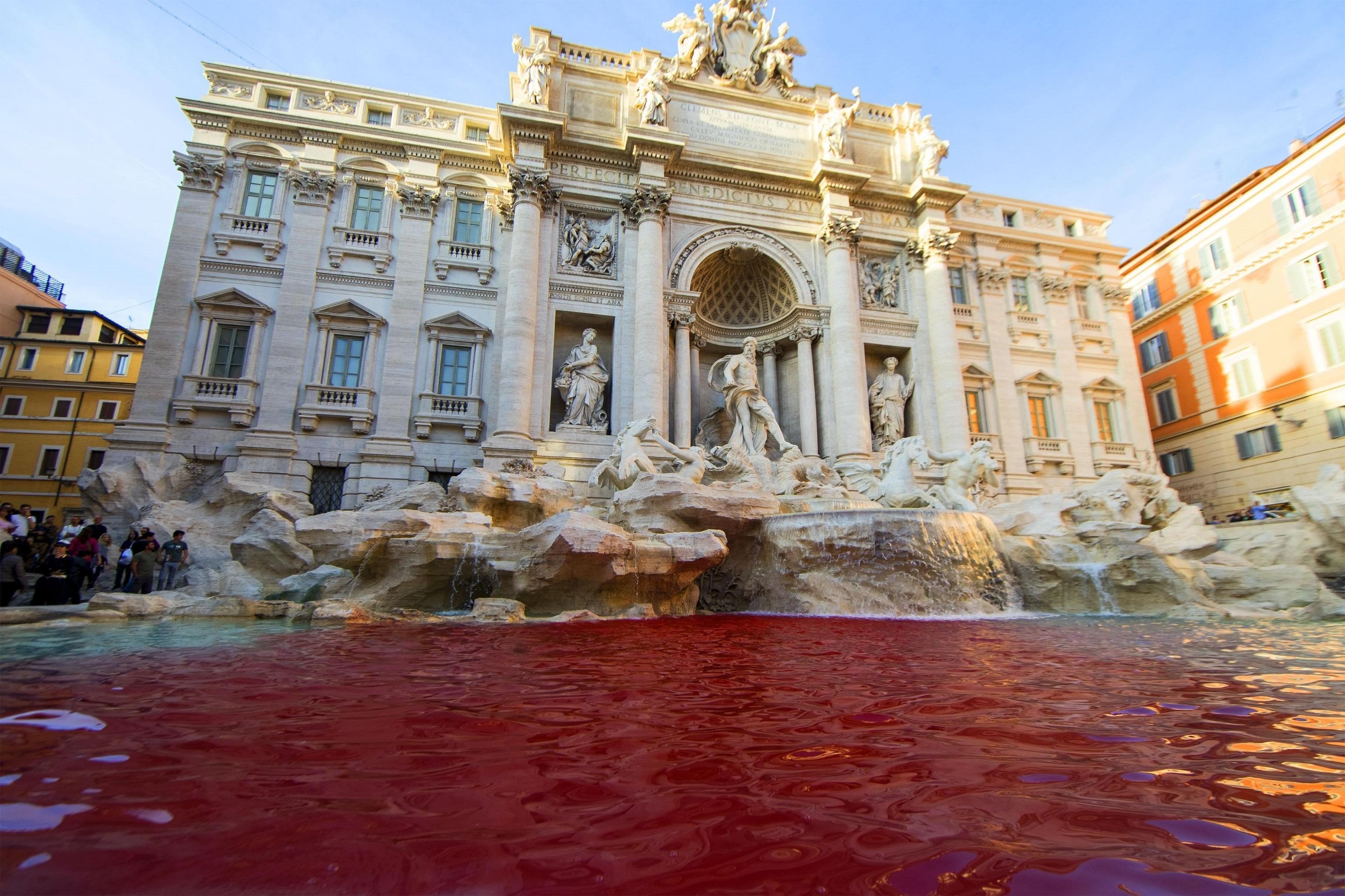 El agua de la Fontana di Trevi de Roma se tiñe de rojo después de que un hombre lanzase pintura El agua de la Fontana di Trevi de Roma se tiñe de rojo después de que un hombre lanzase pintura