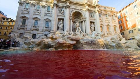 La Fontana di Trevi te&ntilde;ida de rojo