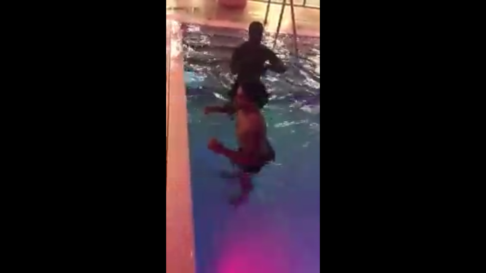 Ver para creer: un jugador de fútbol americano sale de la piscina... ¡de un salto! Ver para creer: un jugador de fútbol americano sale de la piscina... ¡de un salto!