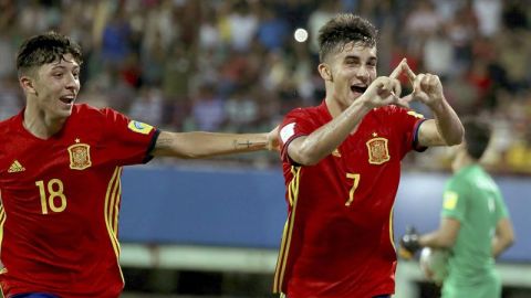 El sub-17 Ferr&aacute;n Torres celebra un gol