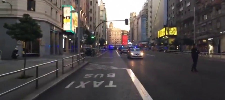 Cortada la Gran Vía de Madrid por un coche abandonado en mitad de la calzada Cortada la Gran Vía de Madrid por un coche abandonado en mitad de la calzada