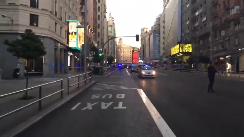 La Policía corta un tramo de la Gran Vía por seguridad tras aparecer un coche abandonado sin conductor La Policía corta un tramo de la Gran Vía por seguridad tras aparecer un coche abandonado sin conductor