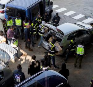 Efectivos de la Policía Nacional registran una furgoneta en una incineradora de Sant Adrià de Besòs (Barcelona) Efectivos de la Policía Nacional registran una furgoneta en una incineradora de Sant Adrià de Besòs (Barcelona)