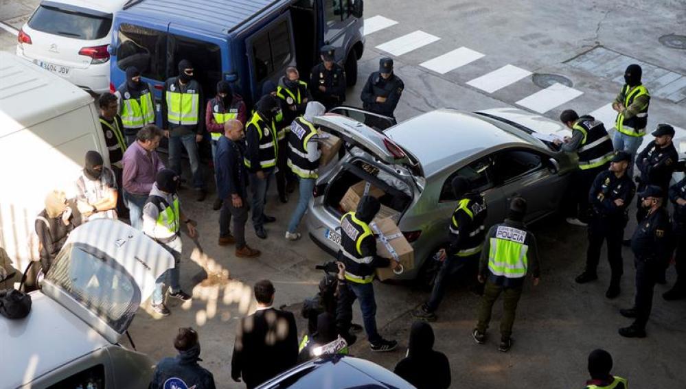 Efectivos de la Policía Nacional registran una furgoneta en una incineradora de Sant Adrià de Besòs (Barcelona)