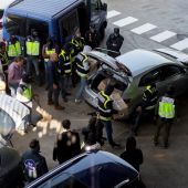 Efectivos de la Policía Nacional registran una furgoneta en una incineradora de Sant Adrià de Besòs (Barcelona)