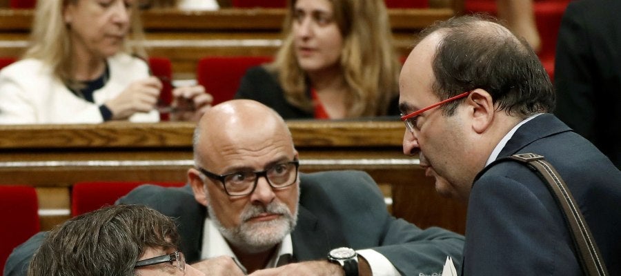 Carles Puigdemont y Miquel Iceta, en el Parlament catalán Carles Puigdemont y Miquel Iceta, en el Parlament catalán