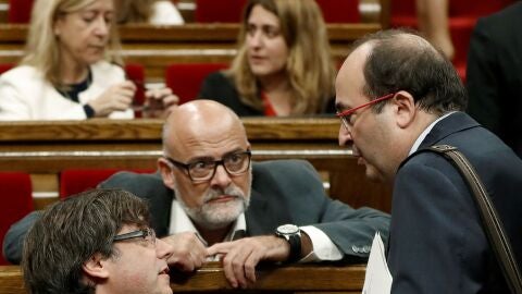 Carles Puigdemont y Miquel Iceta, en el Parlament catal&aacute;n