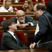Carles Puigdemont y Miquel Iceta, en el Parlament catalán
