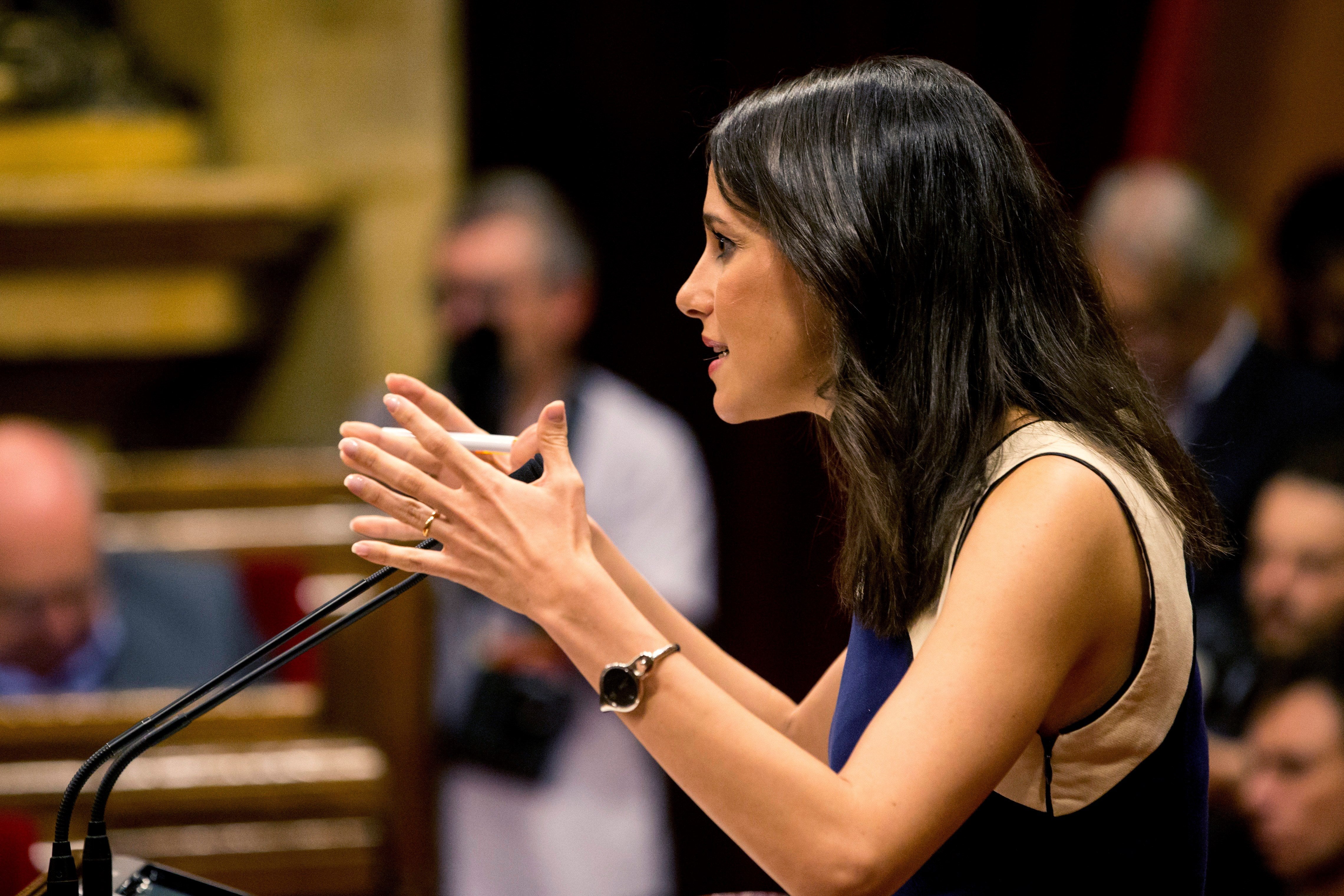 Arrimadas lanza un mensaje a Forcadell: "Basta ya de molestar para que después sea todo una gran mentira" Arrimadas lanza un mensaje a Forcadell: "Basta ya de molestar para que después sea todo una gran mentira"