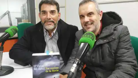 Víctor del Árbol y Rafa Gutiérrez en los estudios de Onda Cero Gijón El escritor presenta "Por encima de la lluvia"